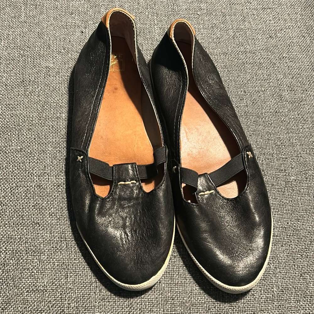 FRYE Flats Women’s Melanie T Strap black leather size 9.5